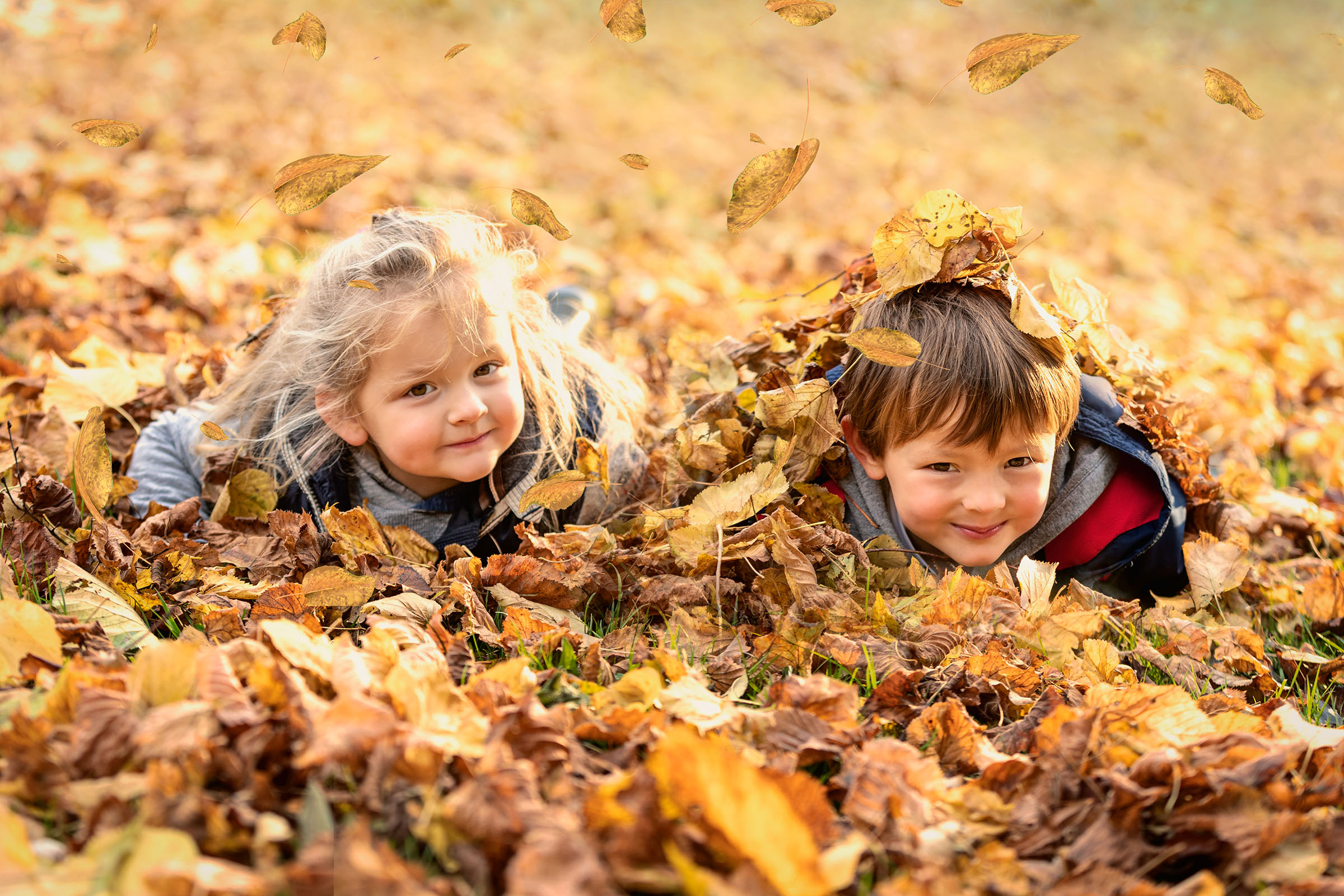 kinderen onder de herfstbladeren
